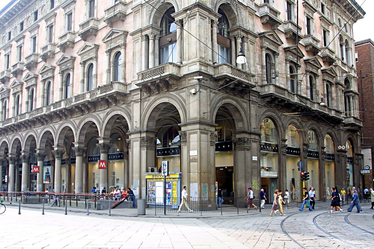 Negozio Sisley in Galleria a Milano con vetrine in acciaio inox
